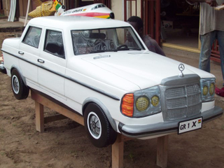Illustration for article titled Ghana's coffin art lets people bury their loved ones in style